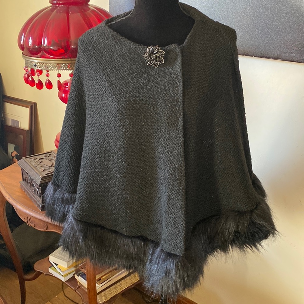 - 🦊 Fanciful black fur trim cape.